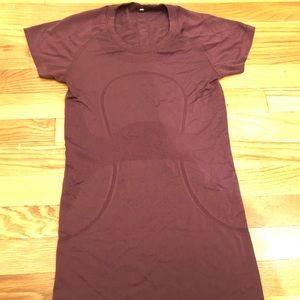 Lulu lemon women’s maroon t-shirt